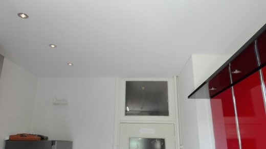 Spanplafond over verouderd plafond in keuken