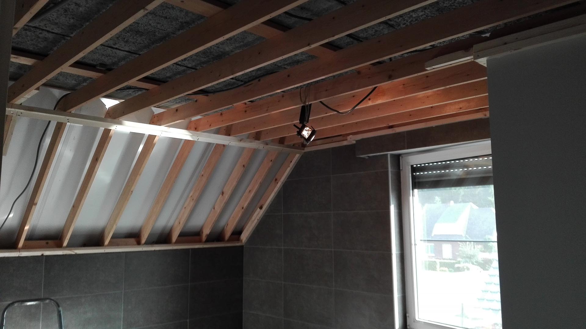 Badkamer met schuin dak voorzien van schimmelwerend spanplafond