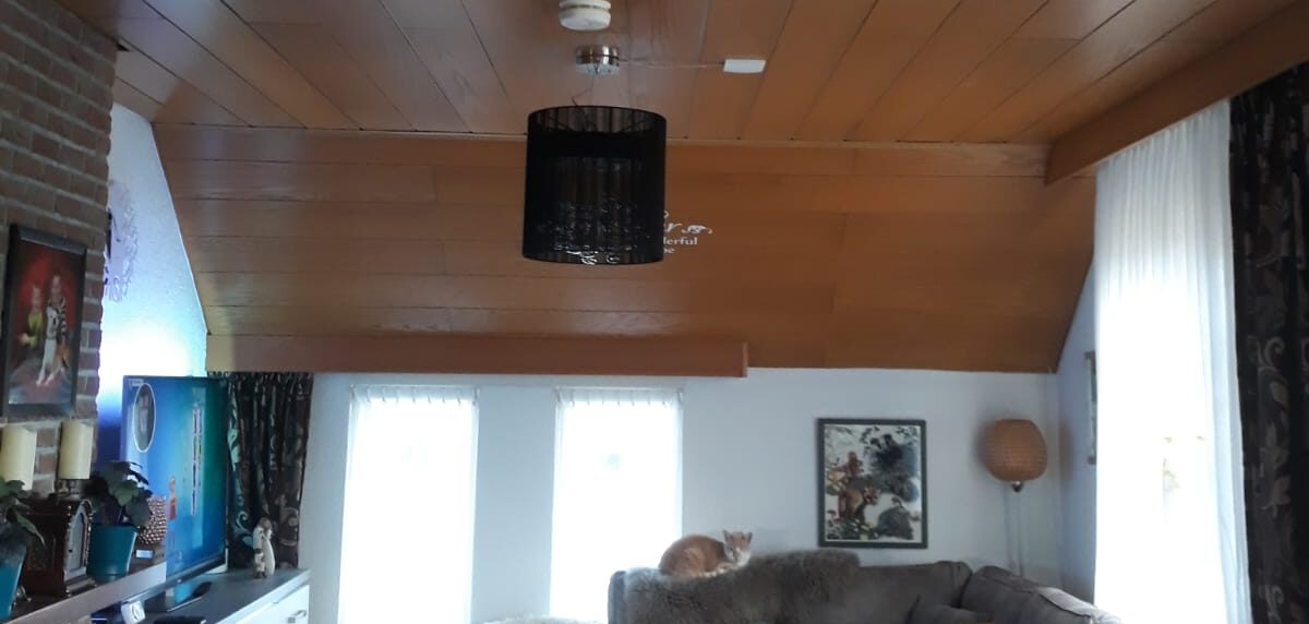 Spanplafond over houten plafond