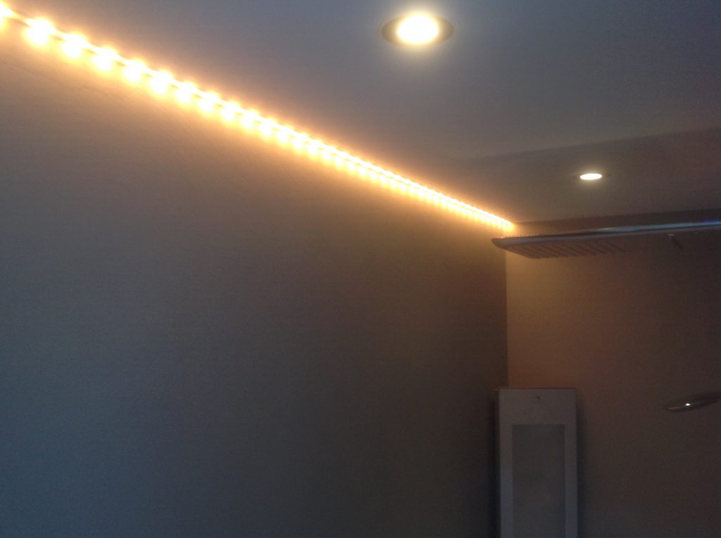 Ham Schijnen Dij Luxe badkamer voorzien van een spanplafond en hue verlichting - Spanplafond  Totaal